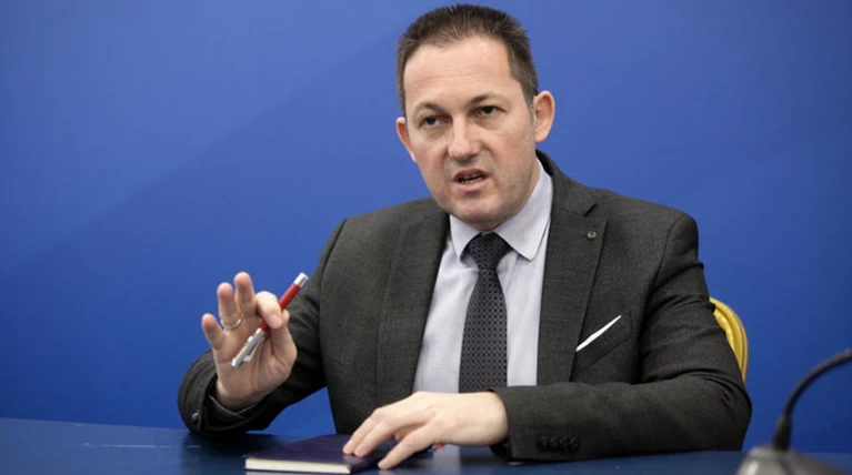 Πέτσας: «Ο κ. Τσίπρας γνωρίζει καλά τις λέξεις "εργολάβος" και "διαπλοκή"»