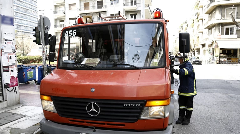 Μια σοβαρά τραυματιάς μετά από φωτιά σε διαμέρισμα στην Αθήνα