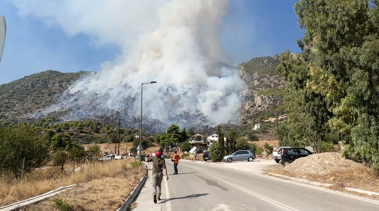 Φωτιά στο Λουτράκι: Εκκενώθηκαν μοναστήρια και γηροκομείο