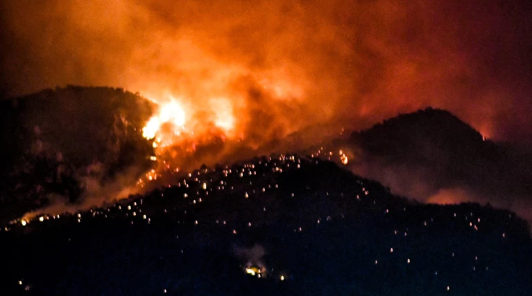 Ολονύχτια μάχη στο Λουτράκι-Συναγερμός στην Πυοσβεστική