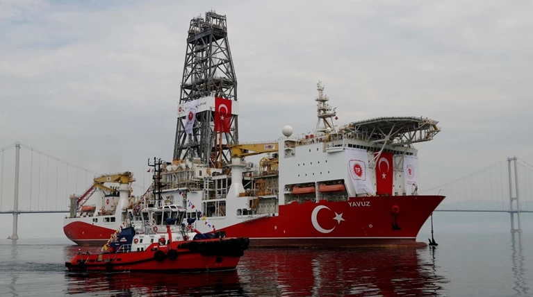 Κυπριακή ΑΟΖ: Αποχώρησε και περιμένει εντολές το «Γιαβούζ»