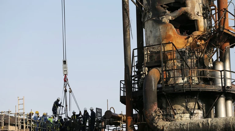 Το Ριάντ δείχνει τις κατεστραμμένες πετρελαϊκές εγκαταστάσεις