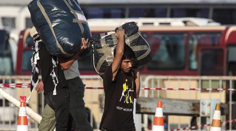 Κορινθος: Αντιπροσωπεία ΣΥΡΙΖΑ στο στρατόπεδο που μεταφέρθηκαν πρόσφυγες