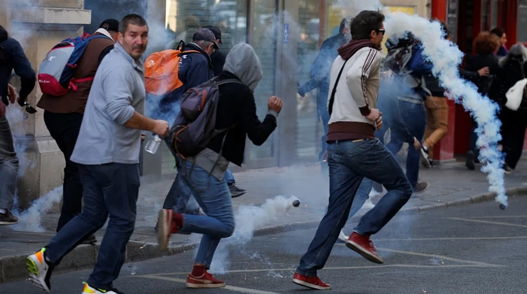 Σάββατο κινητοποιήσεων στο Παρίσι με προσαγωγές και δακρυγόνα