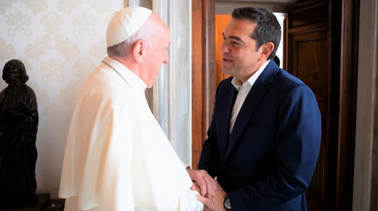 Πηγές ΣΥΡΙΖΑ: Ο Πάπας συνεχάρη τον Τσίπρα για τη στάση του στο προσφυγικό