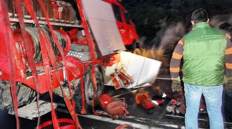 Δύο σοβαρά τραυματίες από ανατροπή πυροσβεστικού οχήματος στη Νέα Μάκρη