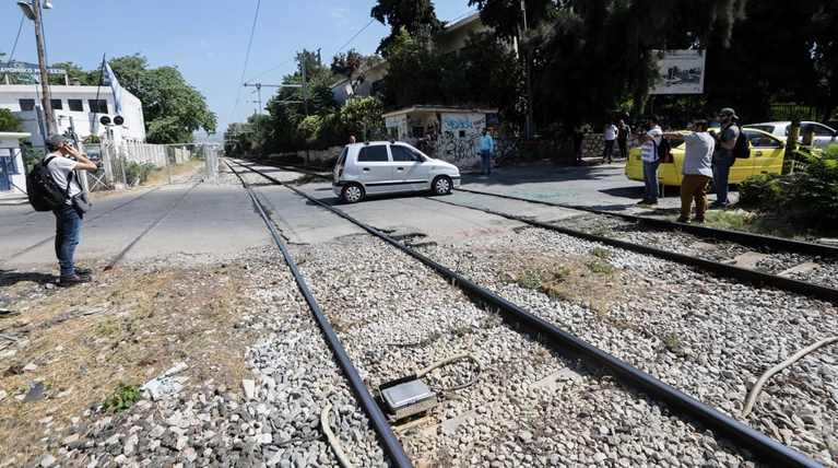 Σύγκρουση τρένου με ΙΧ στο Βόλο