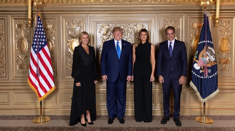 Η αναμνηστική φωτογραφία Τραμπ-Μητσοτάκη με τις συζύγους τους
