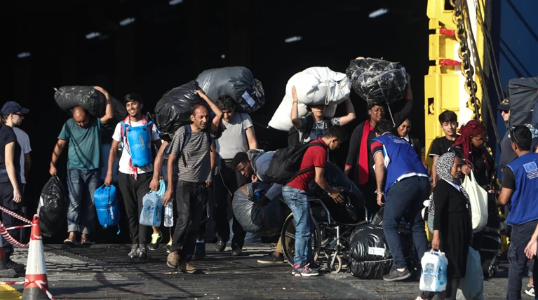 Μεταφέρονται από τη Λέσβο 703 αιτούντες άσυλο