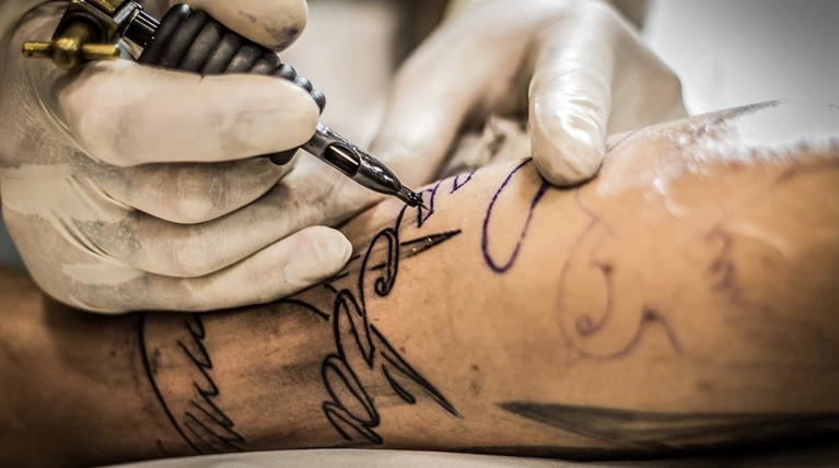 Πώς τα τατουάζ επηρεάζουν το ανοσοποιητικό σύστημα