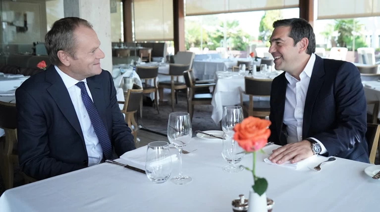 Εφ' όλης της ύλης συζήτηση στο γεύμα Τσίπρα - Τουσκ