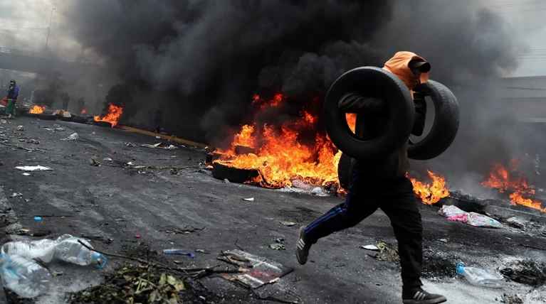 Χάος στον Ισημερινό: Επιβολή στρατιωτικού νόμου