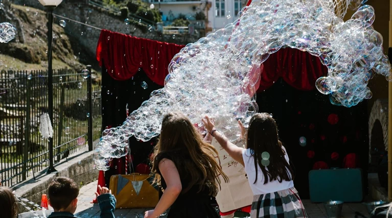 Υπάρχει ένας κόσμος με σαπουνόφουσκες και πρέπει να τον γνωρίσεις!