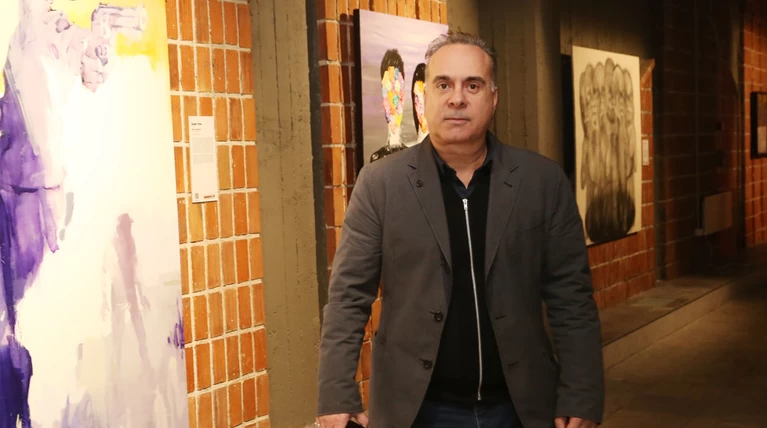 «Η ζωή μου άλλαξε όταν ο φαντάρος που με χλεύαζε ήρθε και με φίλησε»