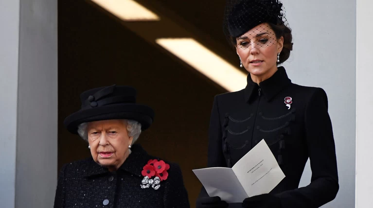 Κέιτ Μίντλετον: Royal chic φορώντας παλτό με στρατιωτικές επιρροές