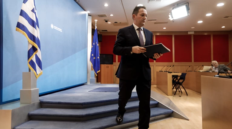 Πέτσας: Ο ΣΥΡΙΖΑ επιλέγει να ταυτιστεί με τους μπαχαλάκηδες