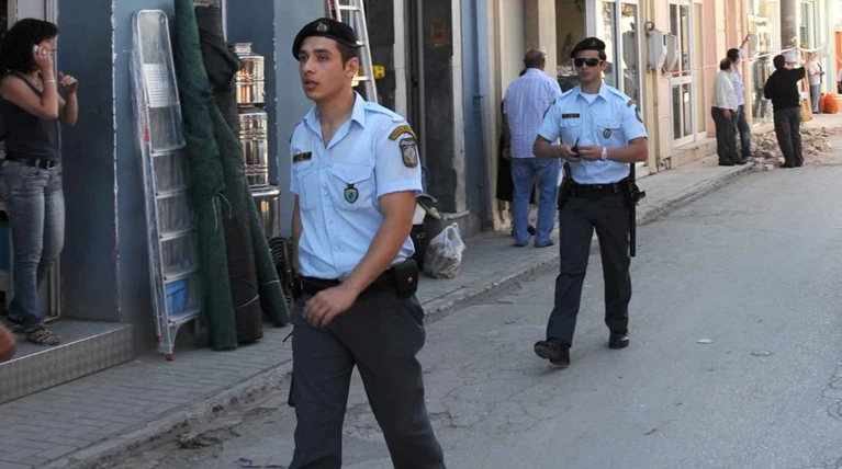 Δύο συλλήψεις στο Αίγιο για επίθεση με όπλα σε αλλοδαπούς