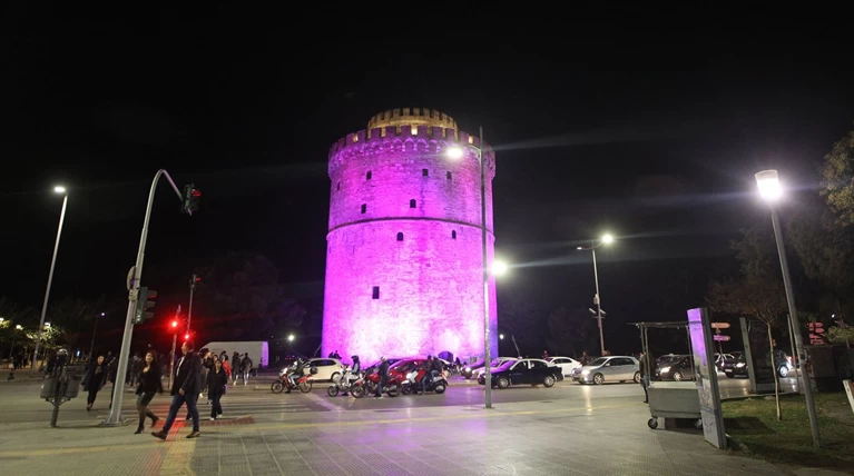 Μωβ φωταγωγήθηκε ο Λευκός Πύργος για τα πρόωρα παιδιά