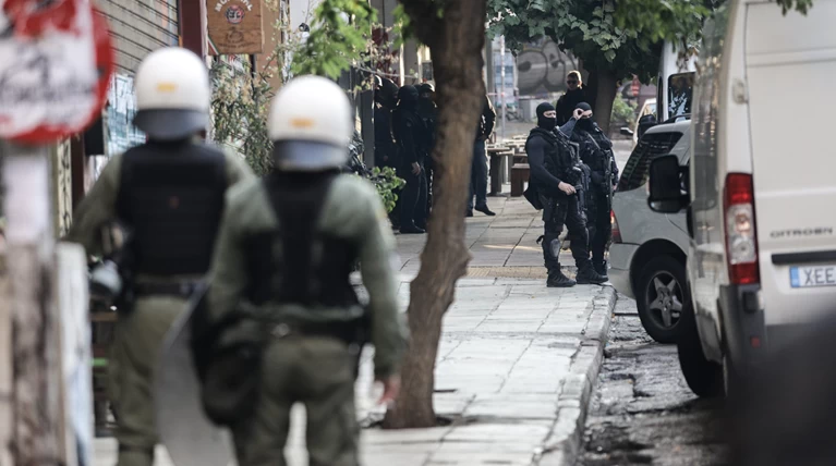 Ευελπίδων: Ένταση κατά την άφιξη των συλληφθέντων στα χθεσινά επεισόδια
