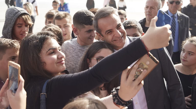 Οι selfies του Μητσοτάκη με μαθητές στο Ιδρυμα Στ. Νιάρχος