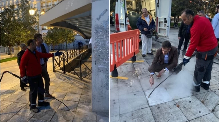 Επιχείρηση καθαριότητας στο Σύνταγμα: Χιλιάδες τσίχλες στα μάρμαρα