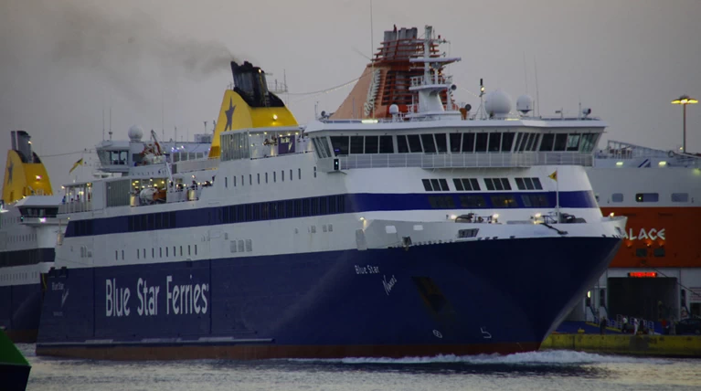 Εισροή υδάτων στο Βlue Star Naxos από πρόσκρουση στο λιμάνι της Σχοινούσας