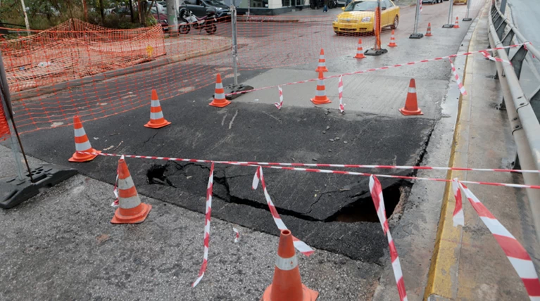 Δόθηκε στην κυκλοφορία η Χαμοστέρνας - καθίζηση στο δρόμο