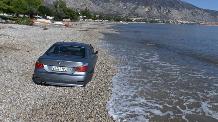 Καρέ-καρέ η "βιβλική" καταστροφή στην Κινέτα - Δείτε τις εικόνες