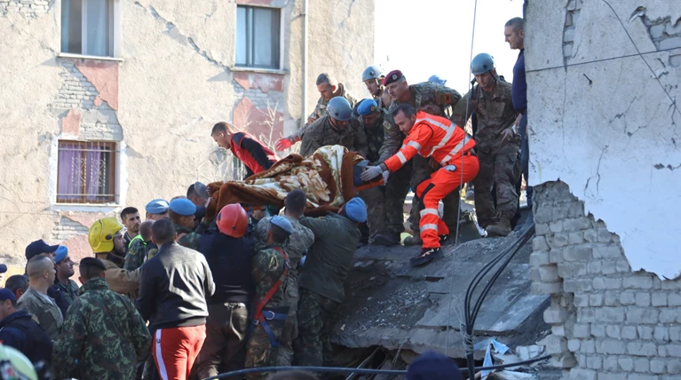 Δέκα νεκροί και εκατοντάδες τραυματίες από τα 6,4 Ρίχτερ στην Αλβανία