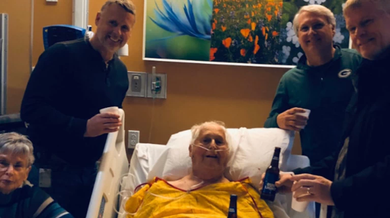 Η τελευταία μπύρα 87χρονου στο νοσοκομείο-Η φωτό που έγινε viral