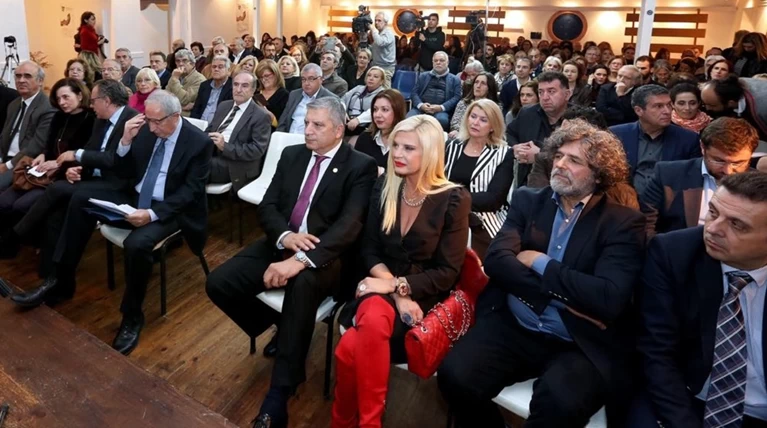 Μαρίνα Πατούλη: εμφάνιση φωτιά με κατακόκκινες over the knee μπότες
