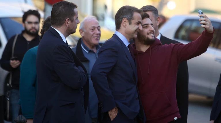 Η βόλτα Μητσοτάκη στο κέντρο οι χειραψίες και οι selfies