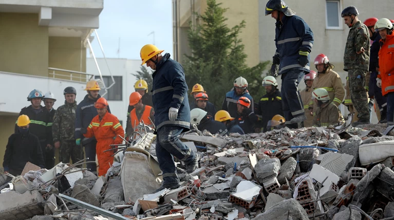 Aνείπωτη τραγωδία: 36 νεκροί και 47 αγνοούμενοι από τα 6,4 R στην Αλβανία