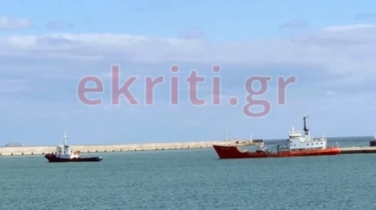Ηράκλειο: Απομακρύνθηκε πλοίο μετά από 3 χρόνια εγκατάλειψης