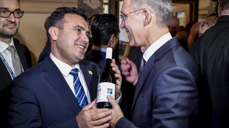 Βορειομακεδονίτικο κρασί πρόσφερε ο Ζάεφ στον γγ του ΝΑΤΟ