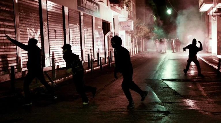 Επίθεση με μολότοφ σε διμοιρία ΜΑΤ που φυλάει εκκενωμένο κτίριο