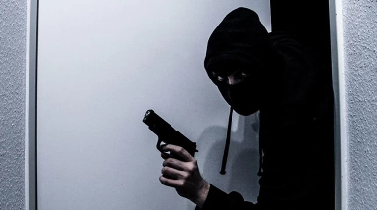 Τρόμος στην Πάτρα: Εισβολή 5 ληστών - «Δεν έχουμε να φάμε»