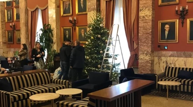 Ο παραδοσιακός χριστουγεννιάτικος στολισμός στο εντευκτήριο της Βουλής
