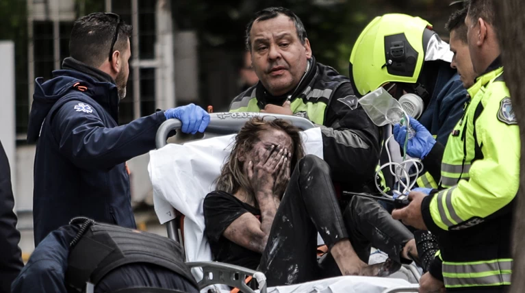 Φωτιά στη Συγγρού: Διασωληνώθηκε 24χρονη, απεγκλωβίστηκαν 20