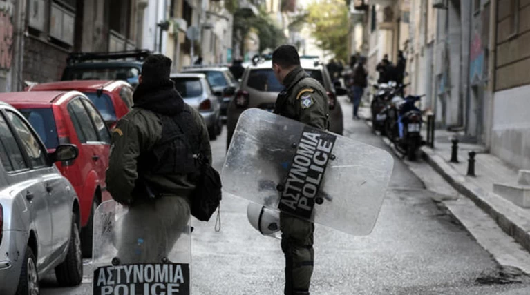Εξάρχεια: Αρχαίος αμφορέας και όχι ναρκωτικά στο σπίτι στην Καλλιδρομίου