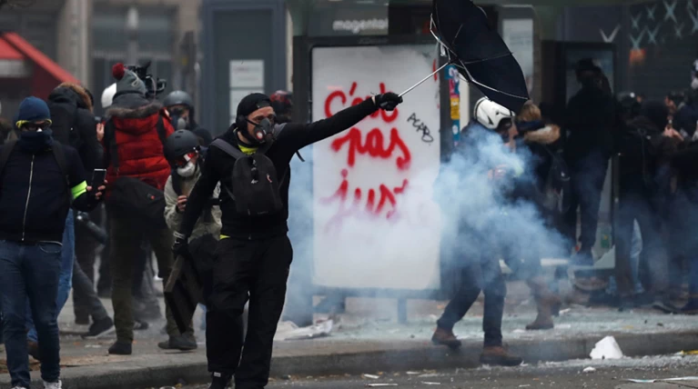 Παρίσι: Τραυματίστηκε φωτορεπόρτερ στη διάρκεια συγκρούσεων