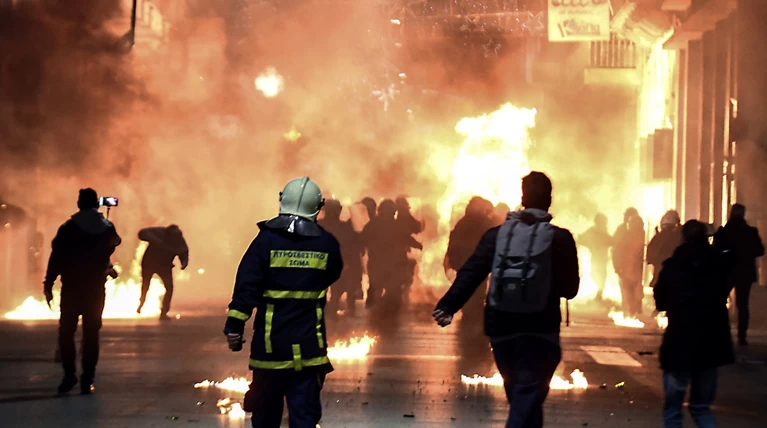 Μολότοφ, τραυματίες & συλλήψεις σε Αθήνα, Πάτρα, Θεσσαλονίκη