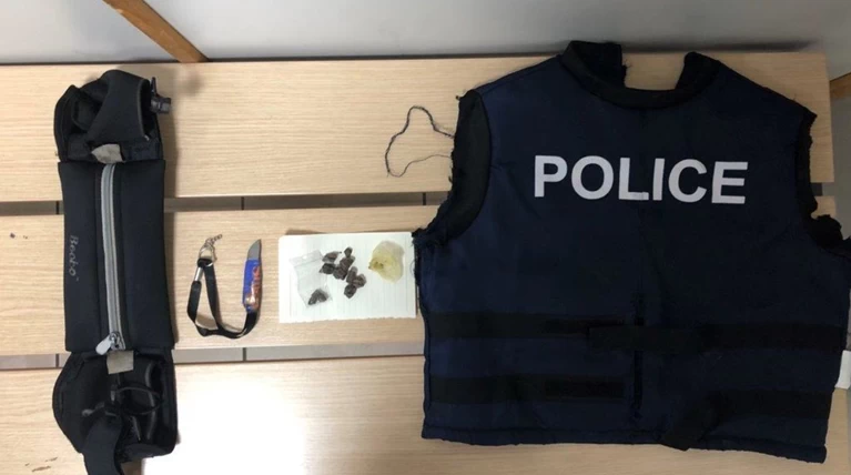Παρίστανε τον αστυνομικό με γιλέκο "Police" γεμάτο ηρωίνη