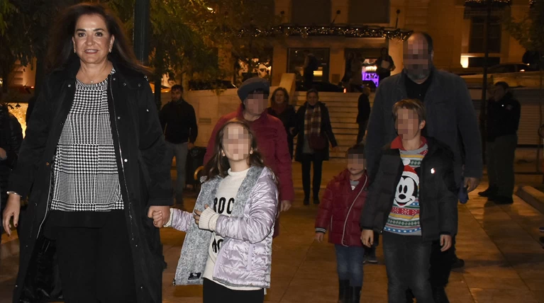 Η Ντόρα Μπακογιάννη με την εγγονή της στη φωταγώγηση του Συντάγματος