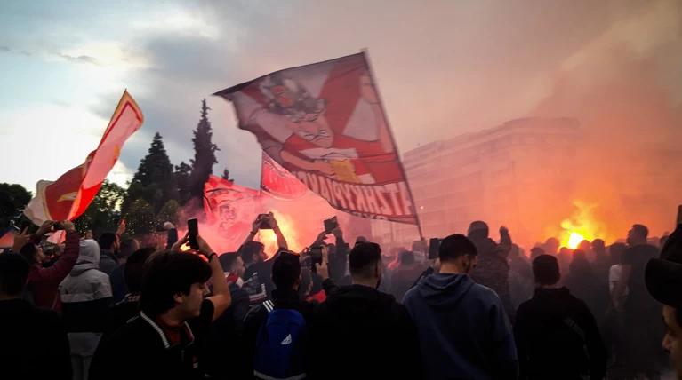 Ολυμπιακός - Ερυθρός Αστέρας: Μαζί οι οπαδοί τους τραγουδούν στο Σύνταγμα