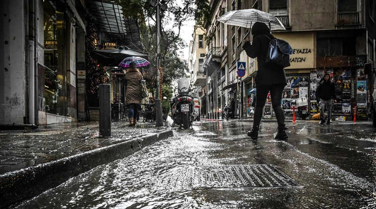 Χειμωνιάτικο το σκηνικό την Παρασκευή - Βροχές & καταιγίδες