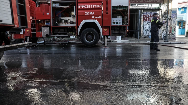 Σύλληψη άστεγου για τη φωτιά στο ακατοίκητο στην Ερμού