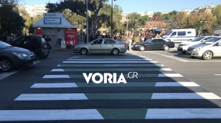 Θεσσαλονίκη: Χριστουγεννιάτικα δέντρα και στις διαβάσεις