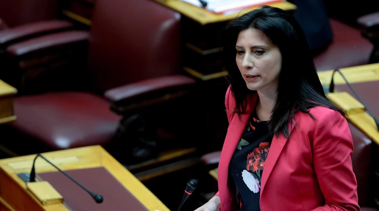 Ενα «μπατσόπαιδο» απαντά στην προκλητική Νίνα Κασιμάτη