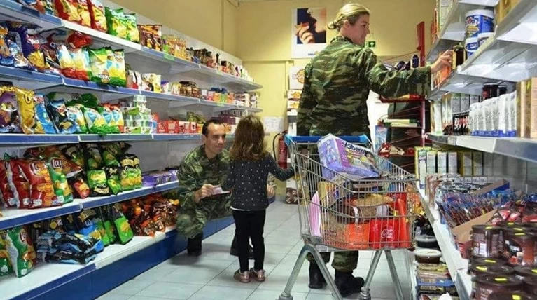 Οι πολύτεκνοι θα μπορούν να αγοράζουν από στρατιωτικά πρατήρια